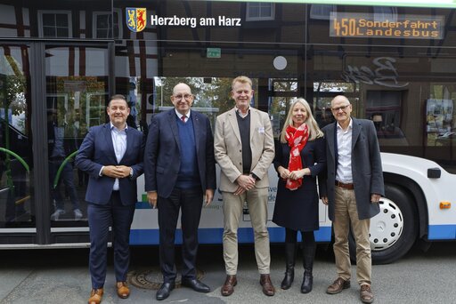 Erste Fahrt mit der neuen Landesbuslinie 