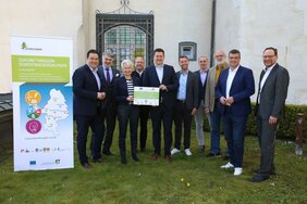 Die Kooperationspartner*innen bekennen sich mit ihrer Unterschrift zur regionalen Zusammenarbeit und geben den Startschuss für das Regionalmanagement der Zukunftsregion SüdOstNiedersachsen. v.l. Landrat des Landkreises Gifhorn Tobias Heilmann, Landrat des Landkreises Peine Henning Heiß, Landrätin des Landkreises Wolfenbüttel Christiana Steinbrügge, Landrat des Landkreises Helmstedt Gerhard Radeck, Oberbürgermeister der Stadt Braunschweig Dr. Thorsten Kornblum, Oberbürgermeister der Stadt Wolfsburg Dennis Weilmann, Verbandsdirektor Ralf Sygusch, Verbandsvorsitzender Detlef Tanke, Landrat des Landkreises Goslar Dr. Alexander Saipa, Geschäftsführer der Allianz für die Region GmbH Thomas Krause. (es fehlt Oberbürgermeister der Stadt Salzgitter, Frank Klingebiel).