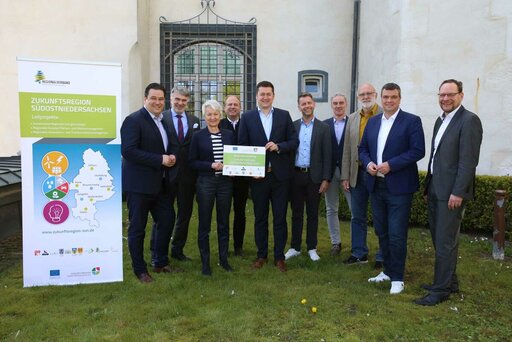 Die Kooperationspartner*innen bekennen sich mit ihrer Unterschrift zur regionalen Zusammenarbeit und geben den Startschuss für das Regionalmanagement der Zukunftsregion SüdOstNiedersachsen. v.l. Landrat des Landkreises Gifhorn Tobias Heilmann, Landrat des Landkreises Peine Henning Heiß, Landrätin des Landkreises Wolfenbüttel Christiana Steinbrügge, Landrat des Landkreises Helmstedt Gerhard Radeck, Oberbürgermeister der Stadt Braunschweig Dr. Thorsten Kornblum, Oberbürgermeister der Stadt Wolfsburg Dennis Weilmann, Verbandsdirektor Ralf Sygusch, Verbandsvorsitzender Detlef Tanke, Landrat des Landkreises Goslar Dr. Alexander Saipa, Geschäftsführer der Allianz für die Region GmbH Thomas Krause. (es fehlt Oberbürgermeister der Stadt Salzgitter, Frank Klingebiel). 