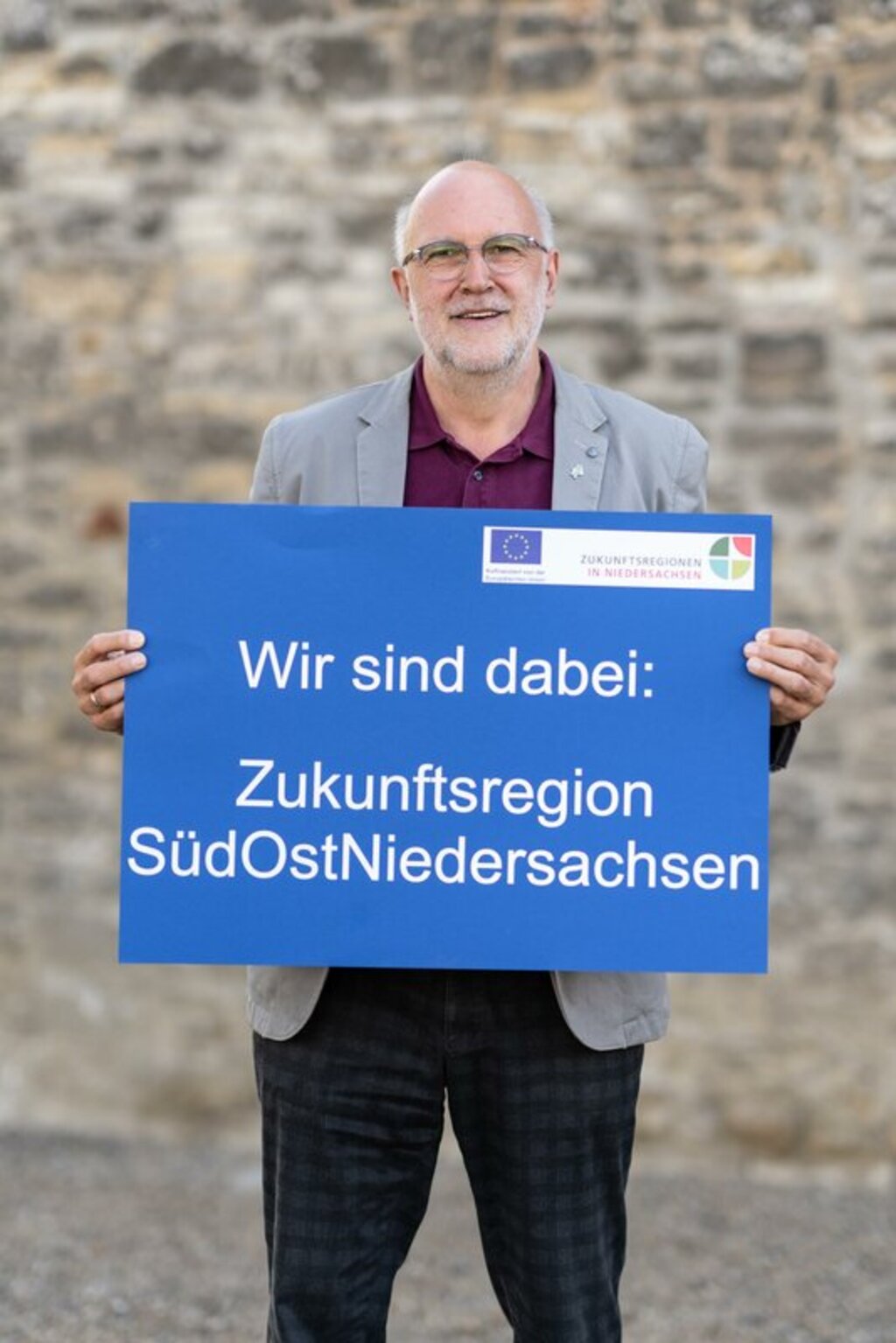 Detlef Tanke hält das Bild "Wir sind dabei: Zukunftsregion SüdOstNiedersachsen"
