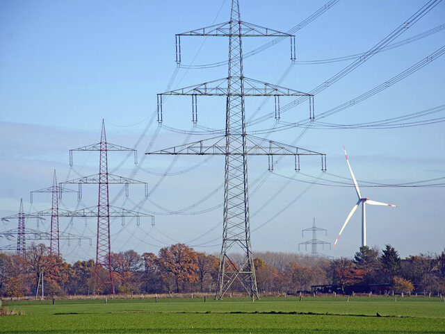 Strommasten und Windrand
