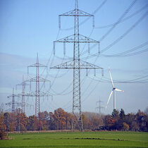 Strommasten und Windrand