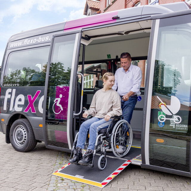 Auch mit einem Rollstuhl könne Fahrgäste den flexo nutzen.