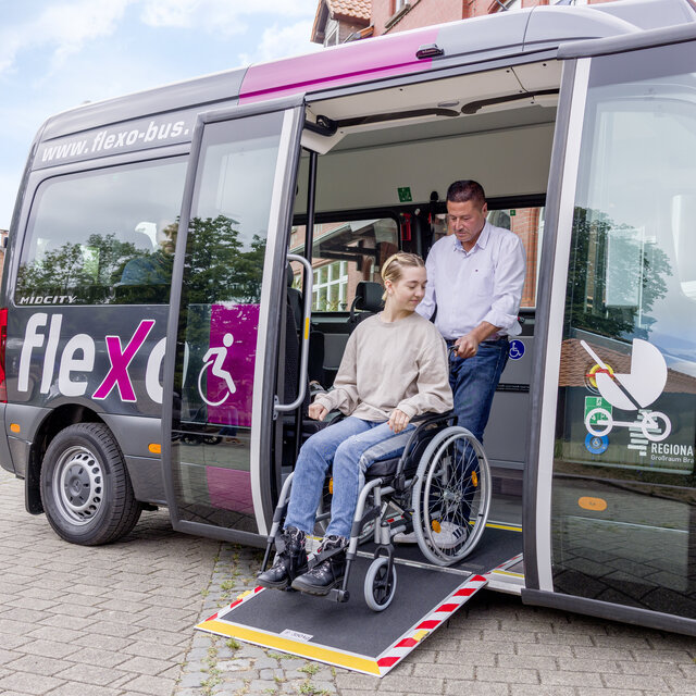 Auch mit einem Rollstuhl könne Fahrgäste den flexo nutzen.