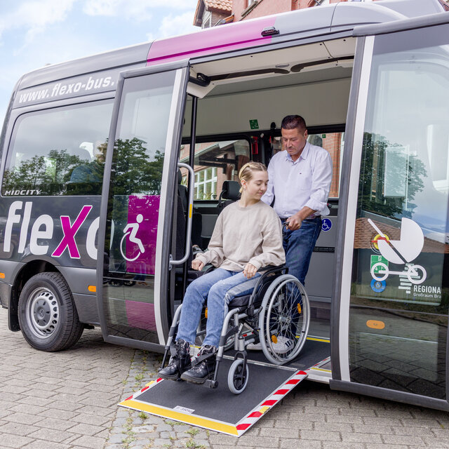Auch mit einem Rollstuhl könne Fahrgäste den flexo nutzen.