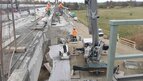 An der Eisenbahnüberführung Schunter haben die Arbeiten an der Brücke begonnen. Der Kragarm der bislang eingleisigen Bestandsbrücke wurde abgebrochen um Platz für einen zweiten Überbau zu schaffen.©: DB Netz AG/Tobias Reiff