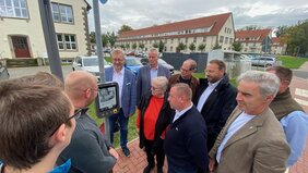 Politiker, Bürgermeister, KVG-Mitarbeiter und Regionalverbands-Mitarbeiter nehmen den ersten Digitalen Fahrplan an der Haltestelle Mariental, Horst im Landkreis Helmstedt offiziell in Betrieb. Foto: Regionalverband
