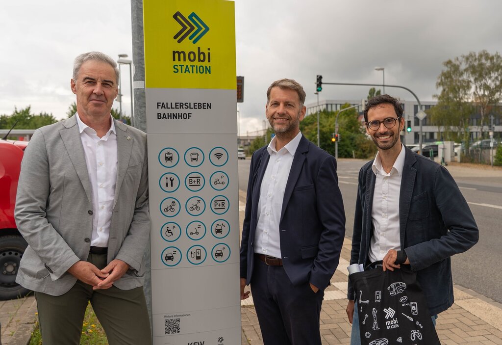 Eröffnung der MobiStation Fallersleben v. l. n. r. Ralf Sygusch (Regionalverband Braunschweig), Oberbürgermeister Dennis Weilmann, Marcel Hilbig (Stadt Wolfsburg) . Foto: Stadt Wolfsburg