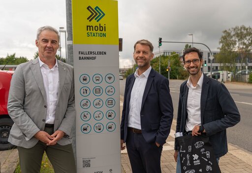 Er&ouml;ffnung der MobiStation Fallersleben v. l. n. r. Ralf Sygusch (Regionalverband Braunschweig), Oberb&uuml;rgermeister Dennis Weilmann, Marcel Hilbig (Stadt Wolfsburg) . Foto: Stadt Wolfsburg