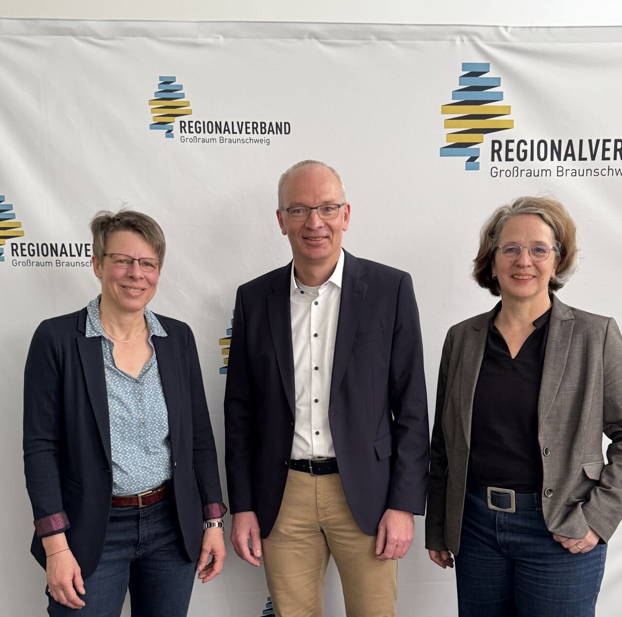Samtgemeindebürgermeister Marc Lohmann mit Cornelia Golumbeck und Anna Weyde.