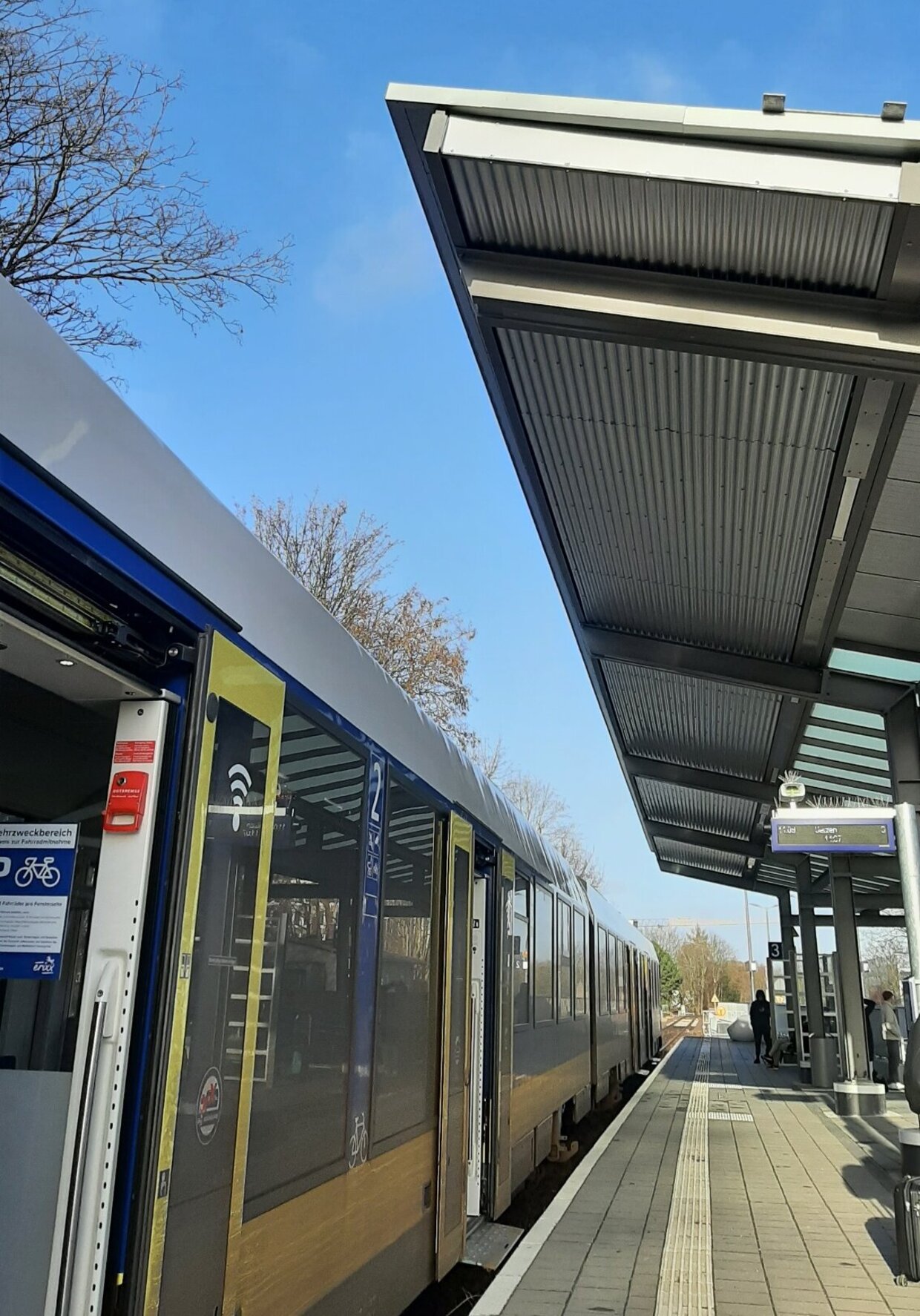 Der Bahnsteig in Braunschweig-Gliesmarode hat ein gro&szlig;es Dach.