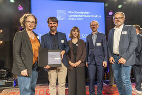Freuen sich &uuml;ber den Publikumspreis: (v.l.) Erste Verbandsr&auml;tin Anna Weyde, Malte Rappmann, Sabrina Sparn (Gl&uuml;ck Landschaftsarchitektur), Christian Haaks und Thomas Hoffmann (Planungsverband Buschhaus). Foto: bdla
