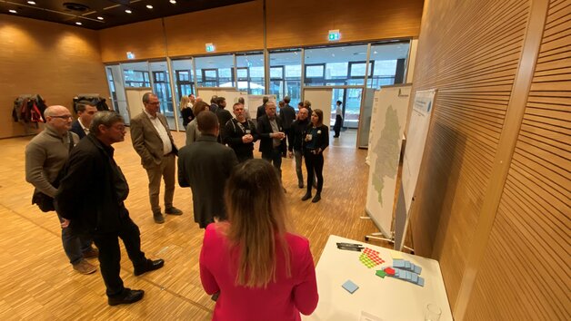 Die Teilnehmenden diskutieren an Themeninseln. 