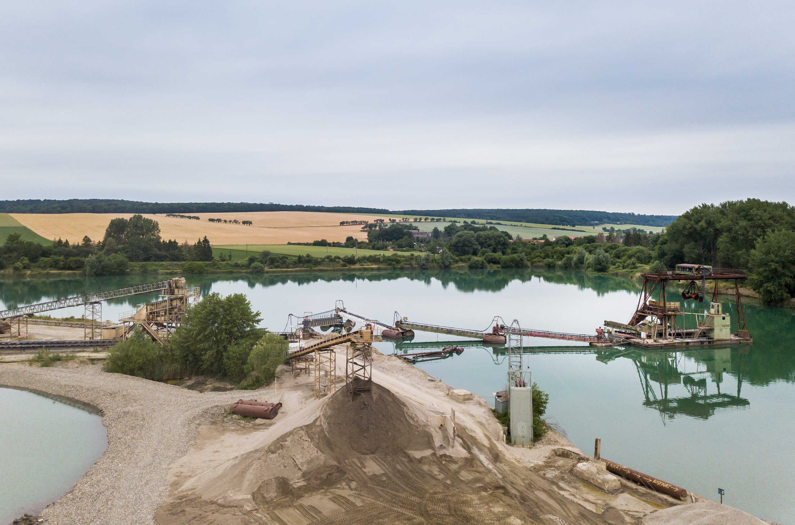 Kieswerk mit See