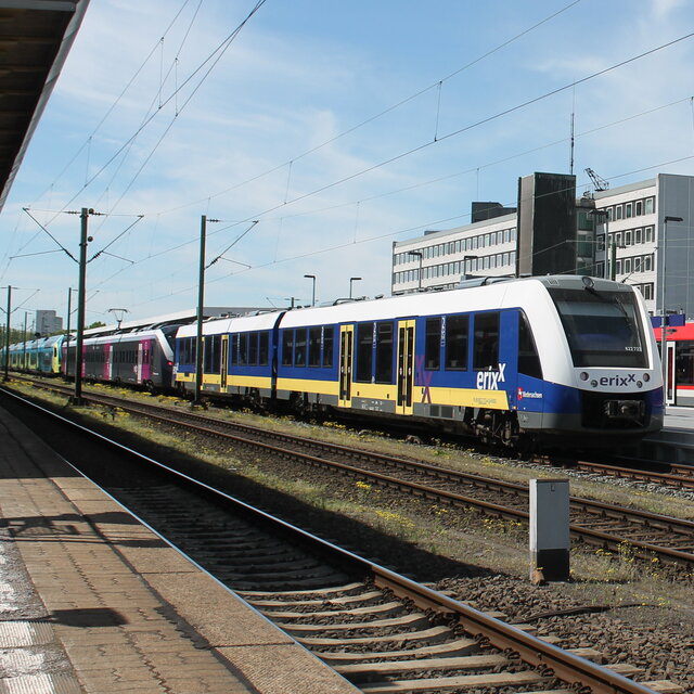 Die Züge verschiedener Verkehrsunternehmen stehen am Hauptbahnhof in Braunschweig.