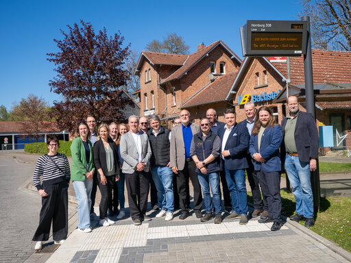 Mit zahlreichen Gästen aus Politik, Verwaltung und Verkehrsunternehmen wurde einer der letzten DFI-Anzeiger in Hornburg (LK Wolfenbüttel) in Betrieb genommen.