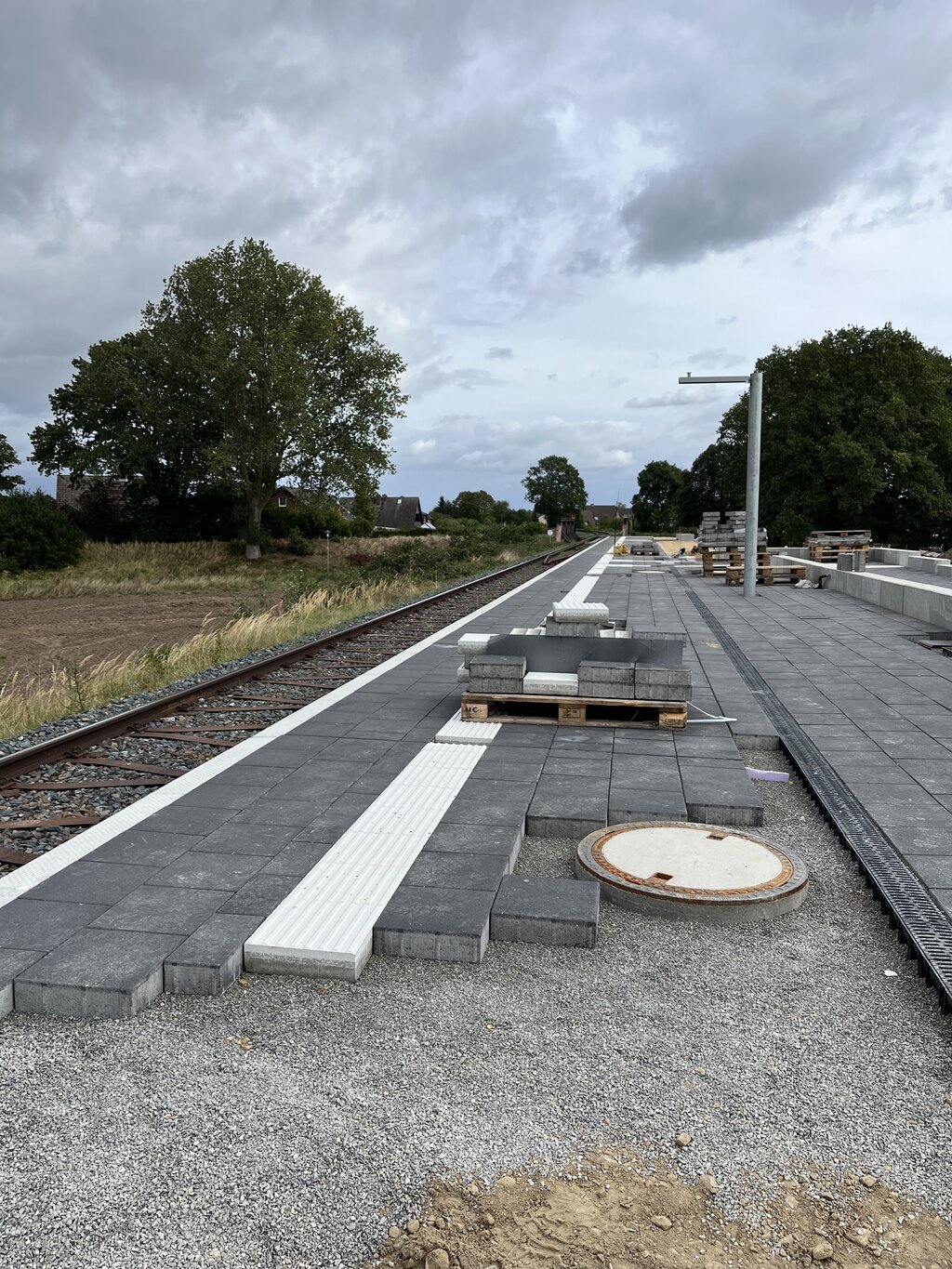 Gut erkennbar: Der neue Bahnsteig mit taktilem Leitstreifen, links die Bahnschienen. Foto: Regionalverband