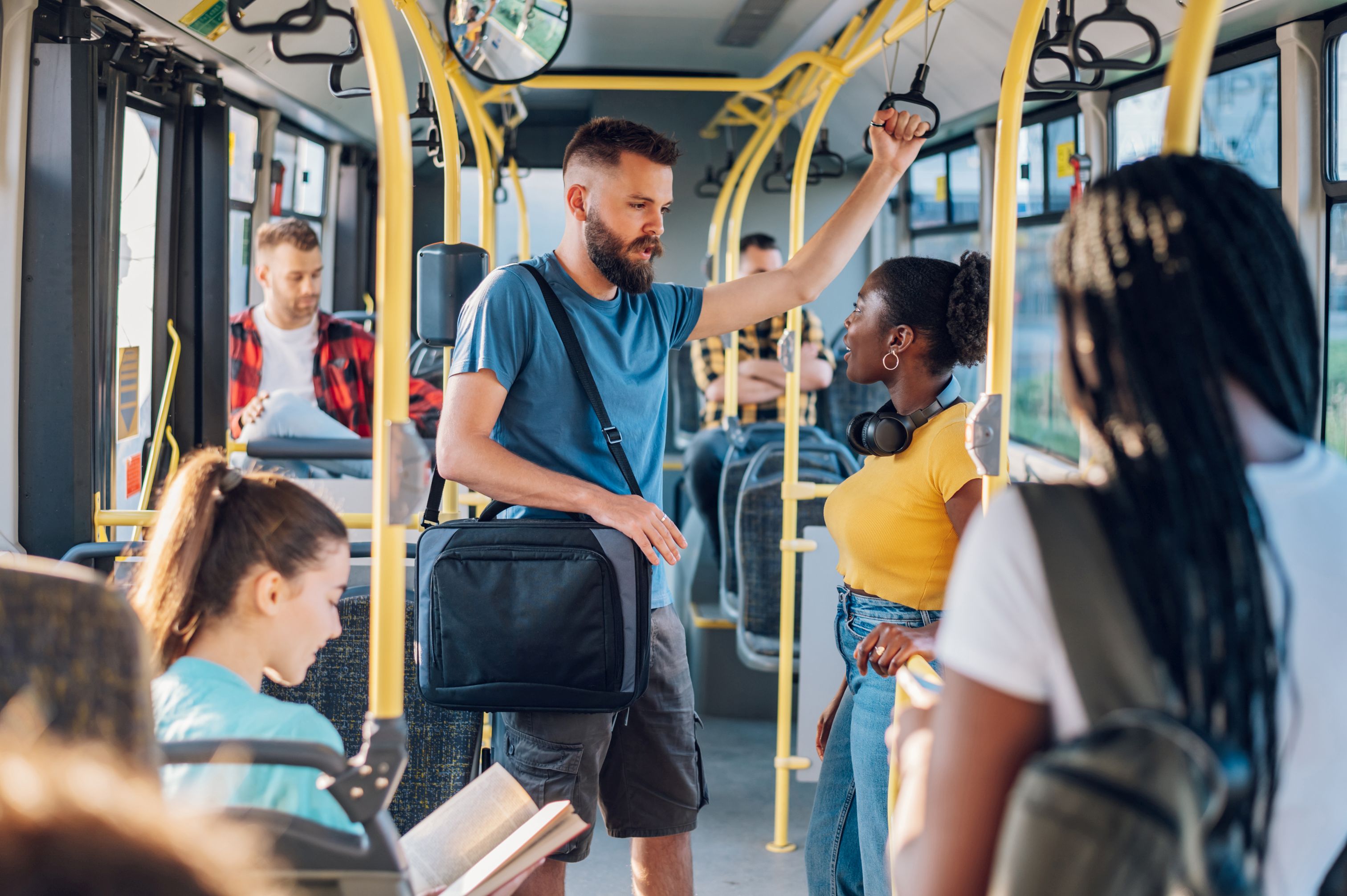 Menschen in einem Bus