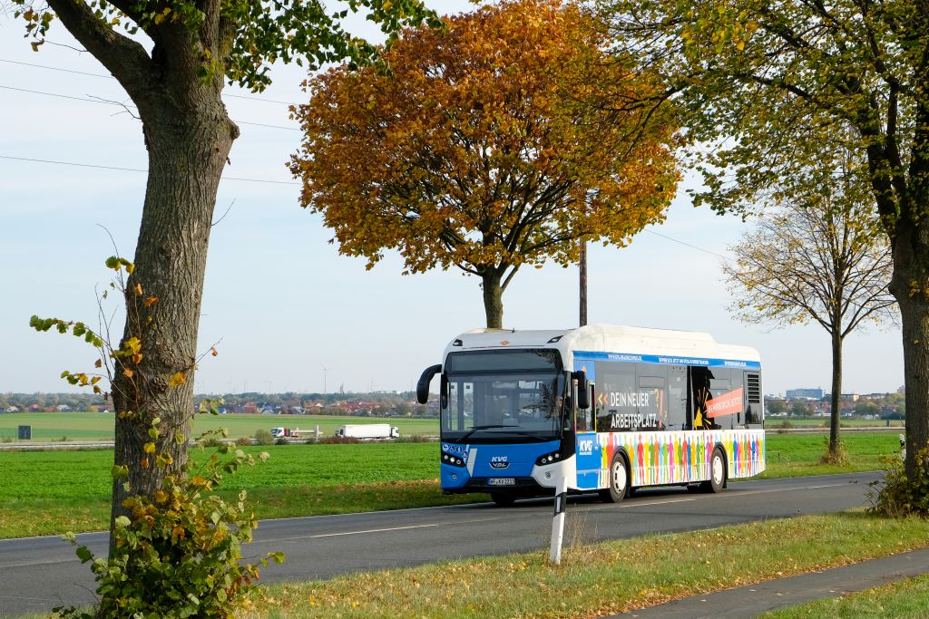 Ein Bus der KVG auf der Strecke