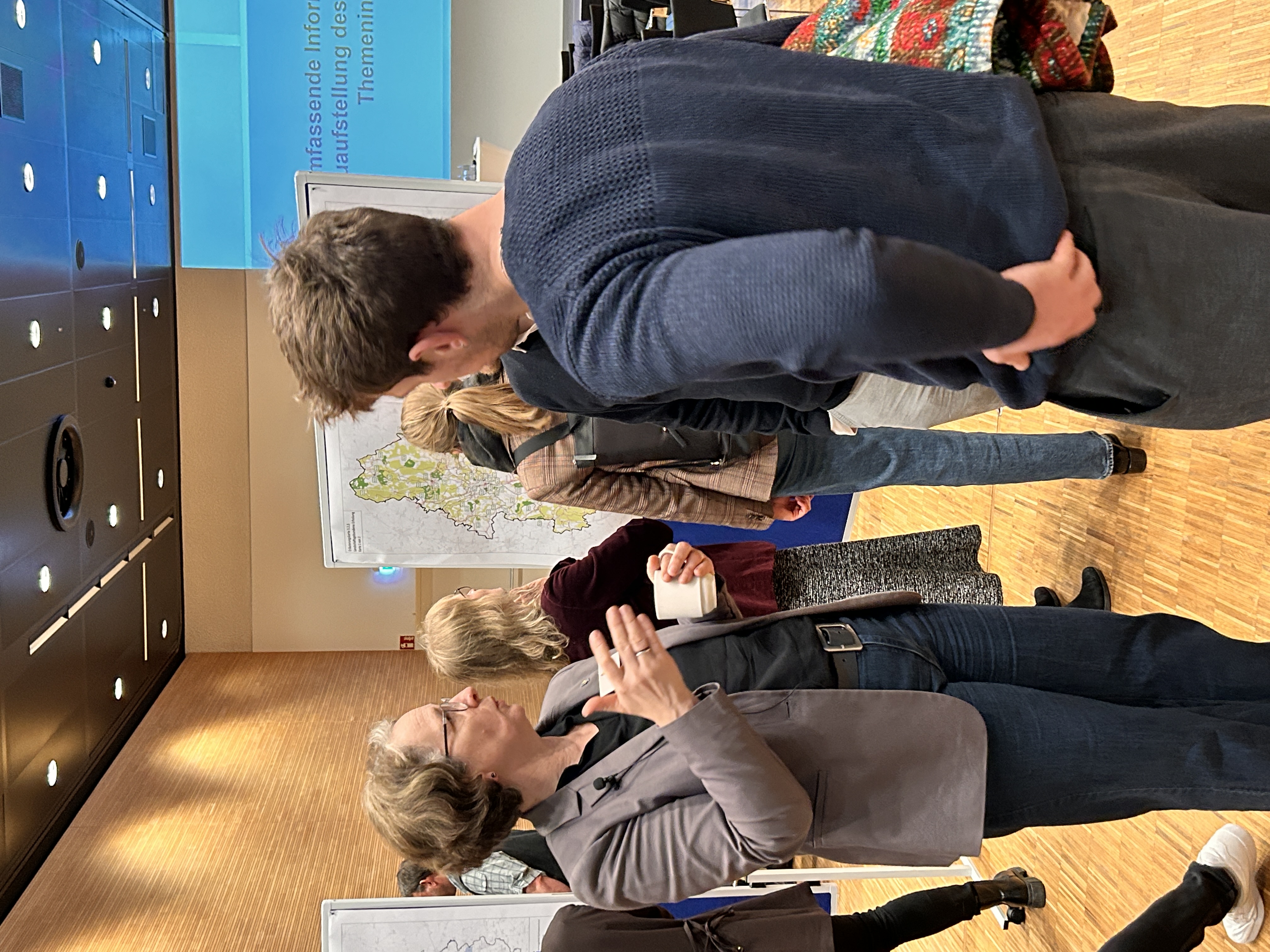 Anna Weyde, Erste Verbandsrätin, im Gespräch bei einer Infoveranstaltung zur Neuaufstellung des RROPs.