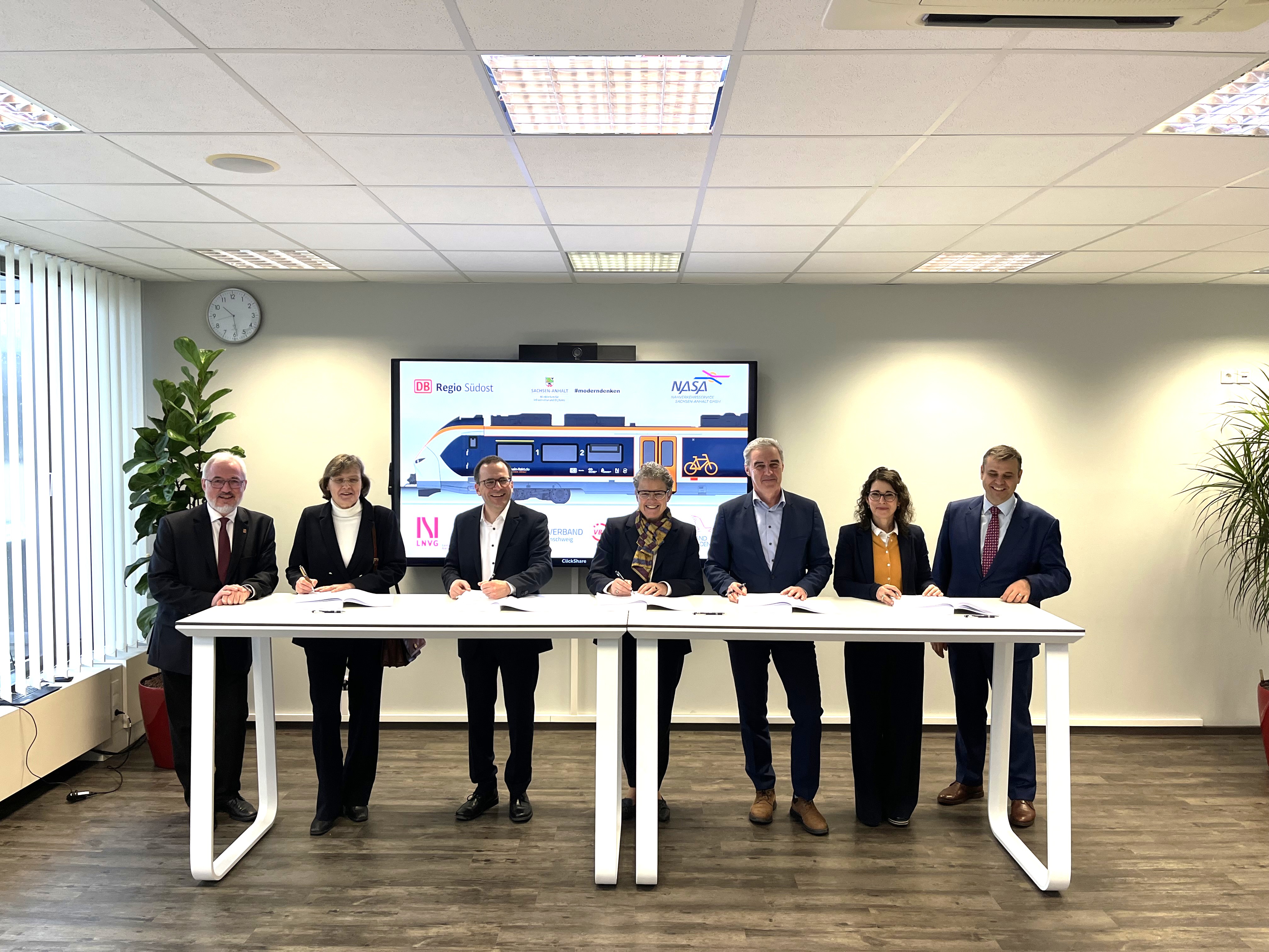 Unterzeichnung des ENORM-Verkehrsvertrages in Magdeburg.