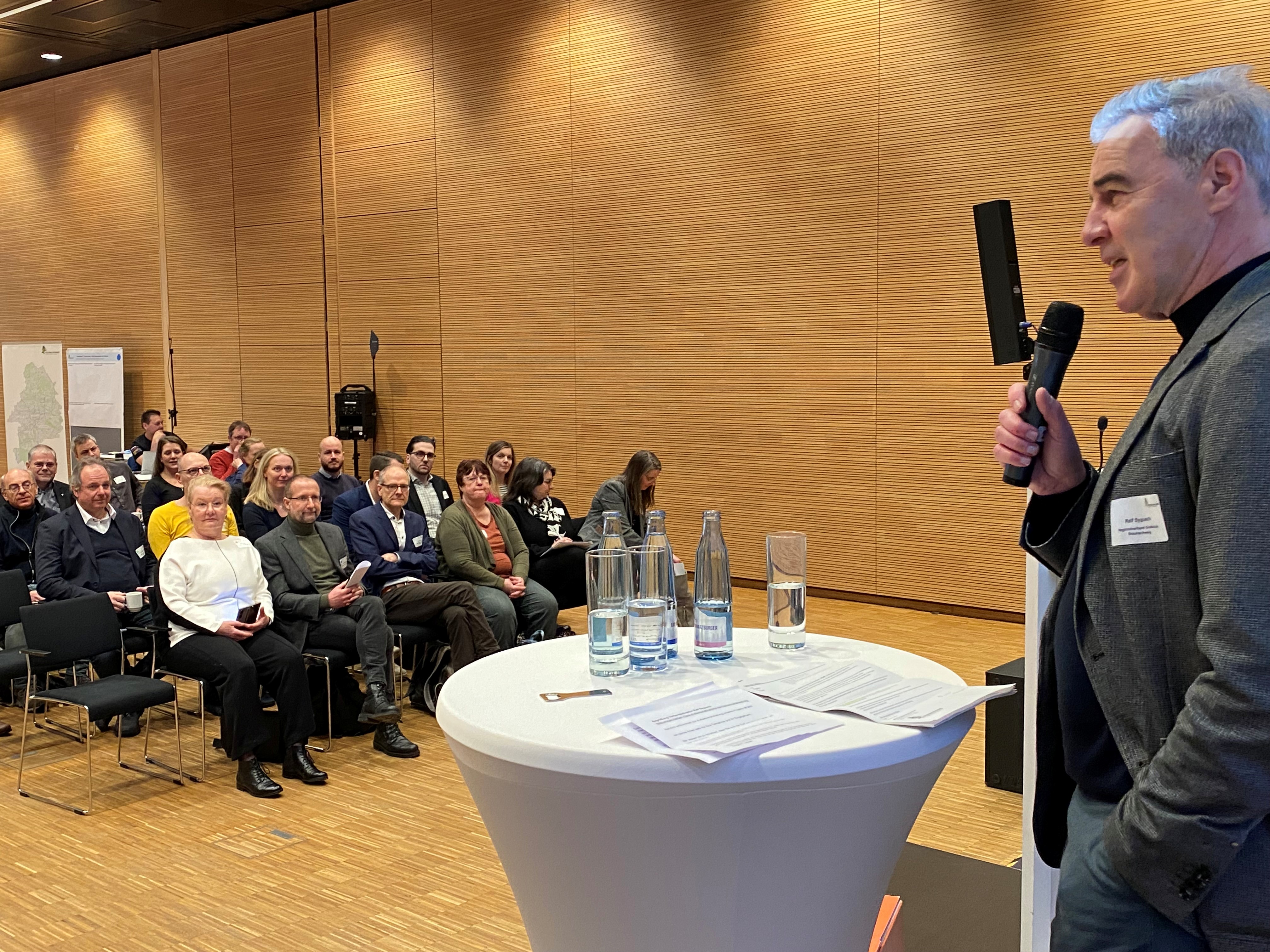 Verbandsdirektor Ralf Sygusch begrüßt die Teilnehmenden.