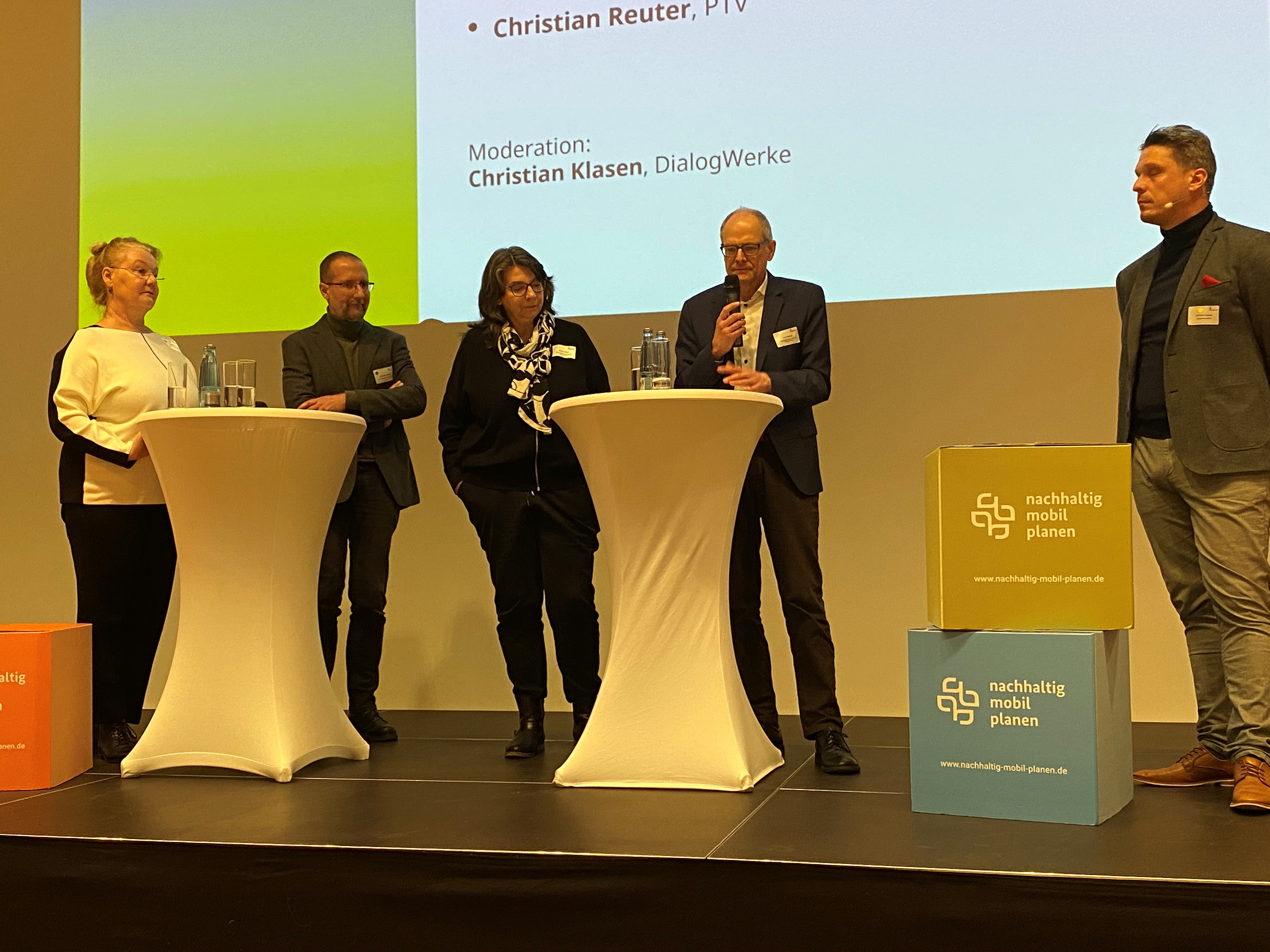 Diskussionsrunde: Mitarbeitende des Gutachters PTV und vom Regionalverband. 