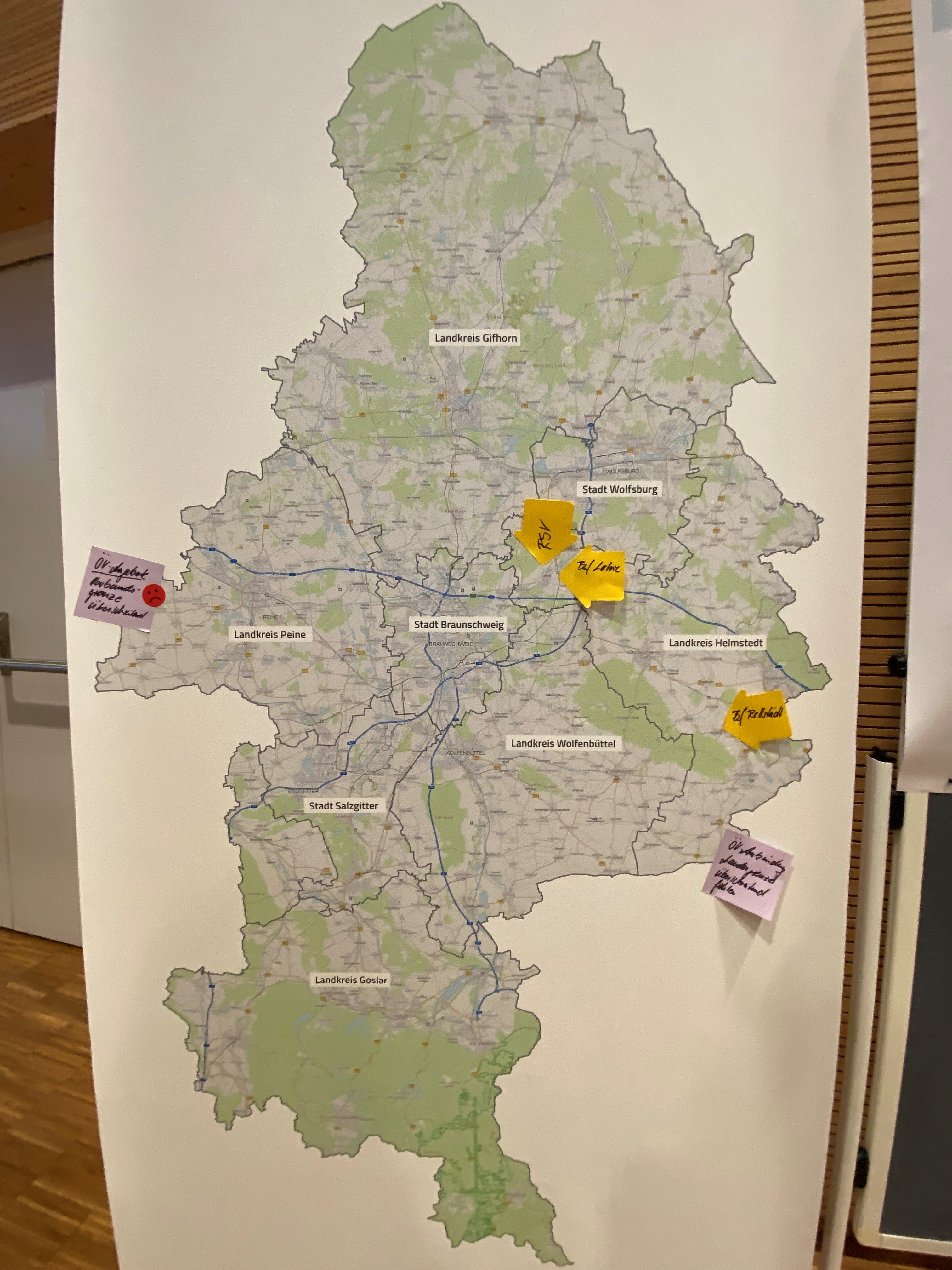 Ideen werden auf einer großen Karte festgehalten. 